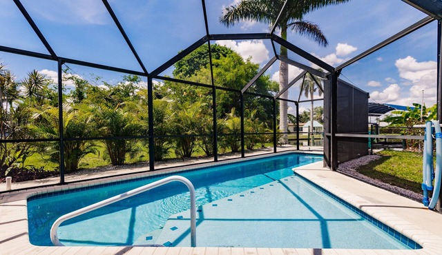 Luxury Spacious Home Pool, Boat Dock Gulf Access! Fits up to 12 people