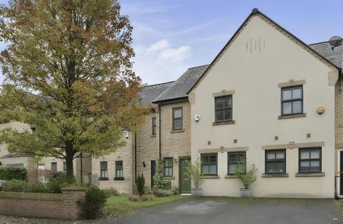 Luxury Spacious 3-Bed City Oasis Just 10 Mins from Centre with Free Parking