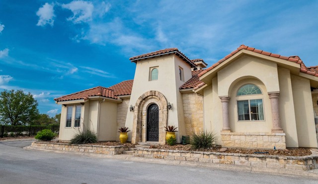 Luxury & Spacious 3 bed/3 Bath Villa in Gated Community - Great for Families