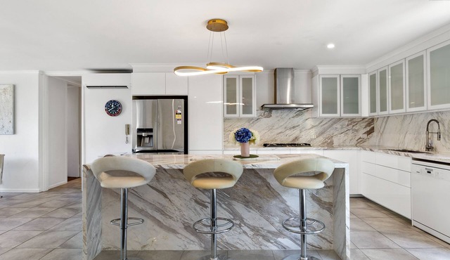 Luxury spacious 3-bedroom Suite on exclusive Lansell Rd, Toorak