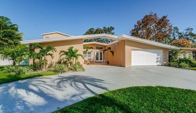 Luxury Spacious 6 bedrooms Private Pool Spa 2 miles to Beach W/Heated huge pool