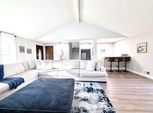 Luxury Spacious Cabin, Game Room, Wet Bar, Creek View