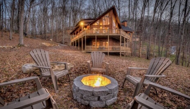 Luxury, Spacious Cabin w/Mtn view, work office, hot-tub, arcades, Weber Grills