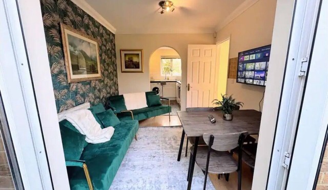 Luxury spacious Detached Ashford Home with parking & garage