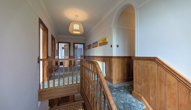 Luxury, Spacious Family House w/large garden. Pet Friendly. Walk to beach.