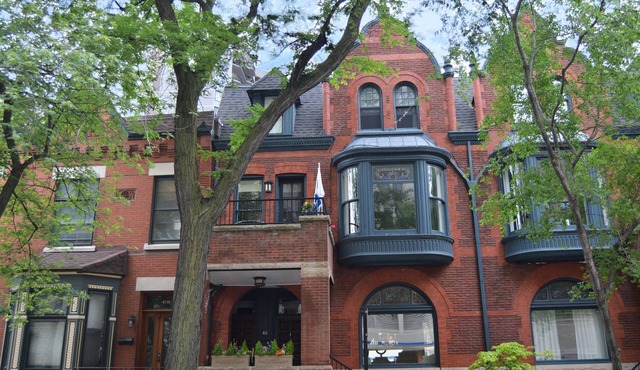 Luxury, spacious first floor brownstone in east Lincoln Park