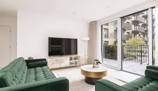 Luxury Spacious Flat with Communal Gardens Parking
