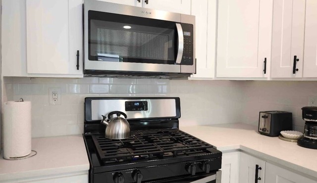 Luxury Spacious Home/Convenient Location/Free Wine