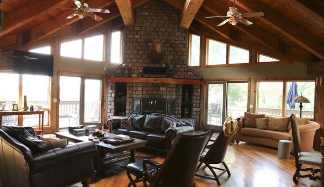 Luxury, spacious lodge, 10 mile views on 300 acre ranch, Trails, Ponds, Animals