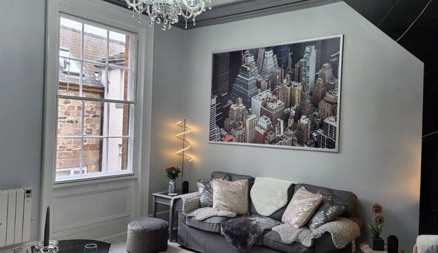 Luxury, Spacious one Bedroom Apartment in Lovely Quiet Courtyard, Town Location