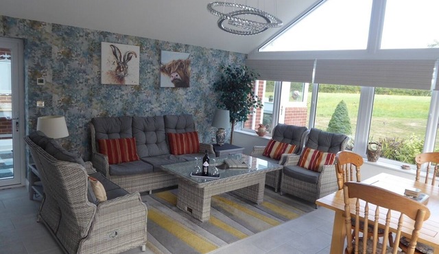 Luxury, spacious, quiet bungalow, with private drive. 5 minute drive from Cowes