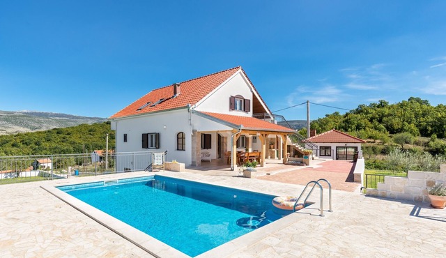 Luxury spacious villa with pool & magnificent view