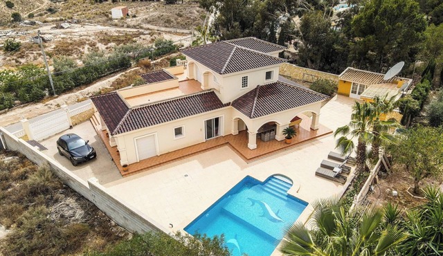 Luxury spanish villa with a great pool - 10 min from the beach!