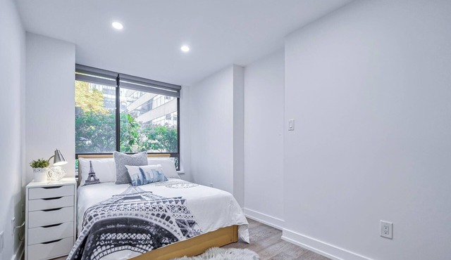 Luxury specious condo at center of downtown Toronto
