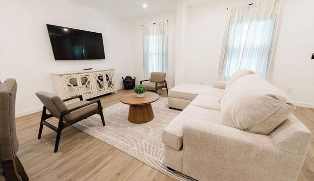 Luxury Stay 0.5 mile from The Pearl, 5 bed & 3 bath, Newly renovated