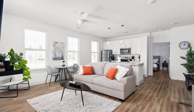 Luxury Stay! 1B/1B w/Gym, Pool, & Shops Nearby