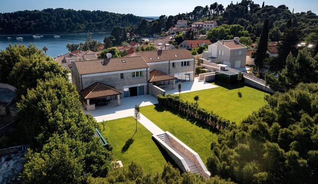 Luxury Stay, Beautiful new Property, Pool, Sauna, Gym, Amazing GreenGarden