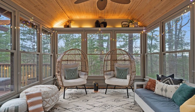 Luxury stay cabin EV ready, hot tub, fast wifi, sunroom, firepit & free cleaning