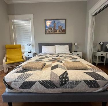 Luxury Stay in Montrose- Parma the Italian Plaza