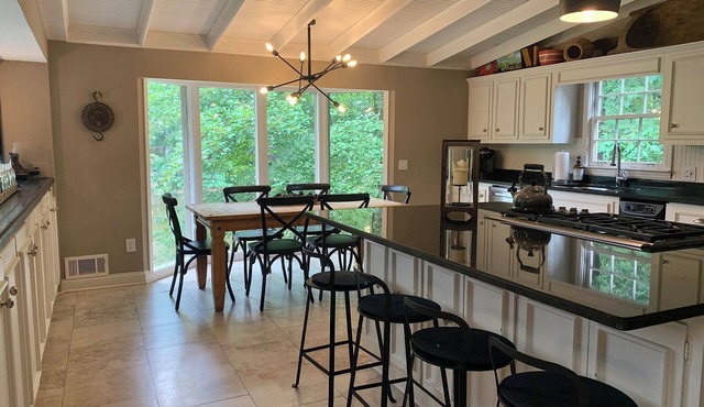 Luxury stay on a lake open plan huge kitchen games rm bar firepit luxury bedding