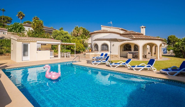 Luxury stay: villa with pool, jacuzzi, sauna, sea view and WiFi