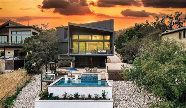 Luxury stay w/Lake View, Pool, Hot Tub, Fire Pit, Ping Pong | Barton