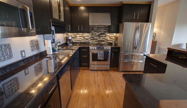 Luxury Stay w/Spectacular Mountain Views, Walk to Town!