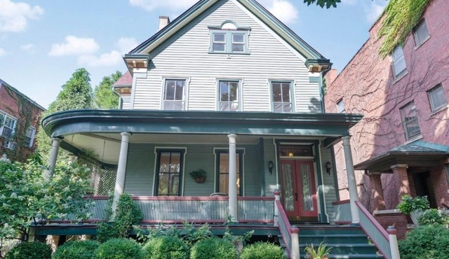 Luxury stay walking distance to Metra, El, the Lake, and Northwestern