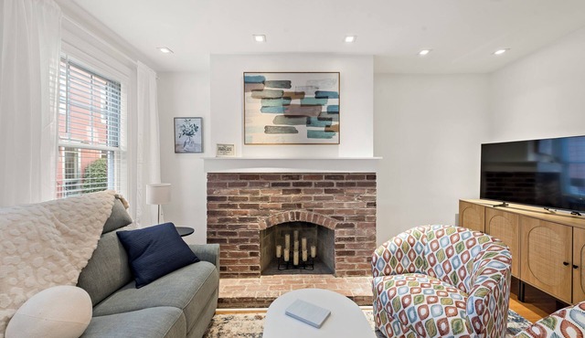 Luxury, Steam Shower, Stylish 3BR 2BA Home in the Beautiful Rittenhouse District