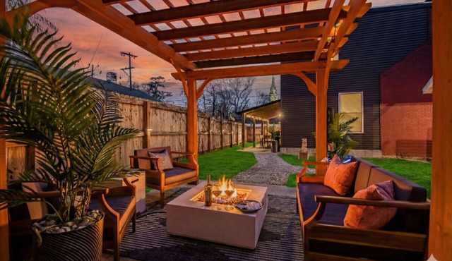 Luxury STL Oasis: Sauna, Fire pit, Hot Tub & Games