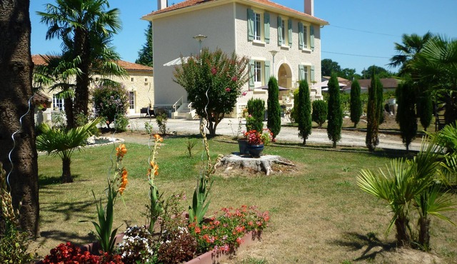 Luxury Stone Cottage & Large Heated Saltwater Swimming Pool in beautiful area