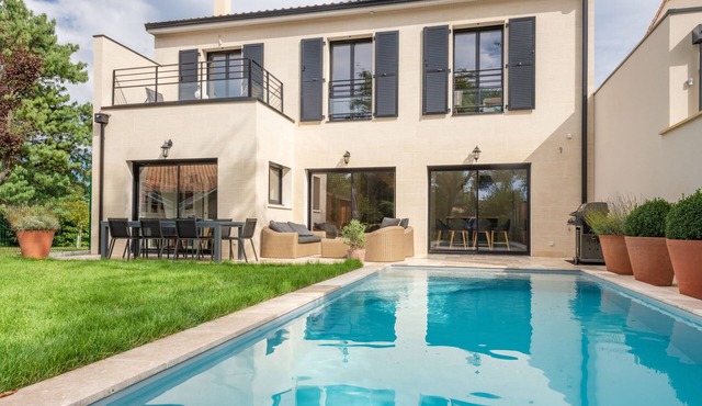 LUXURY STONE HOUSE IN THE HEART OF THE BORDEAUX VINEYARDS