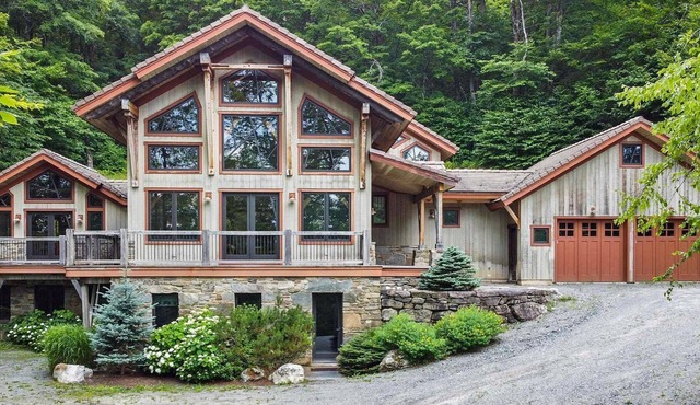 Luxury Stratton Mtn Ski Chalet- 3 min to mtn base, on shuttle route!