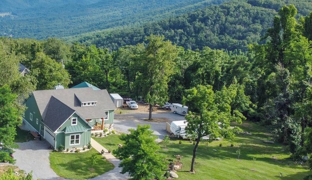 Luxury Studio/1 Bdrm. w/Blue Ridge Mtn. Views, Dog Friendly, W/D, 3 min. To I-64
