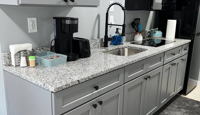 Luxury Studio Apt. Near downtown Philly & Airport. Free Parking.