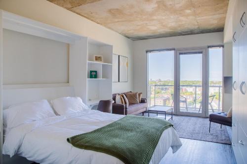 Luxury Studio Apt Near Brady St with Balcony and City View