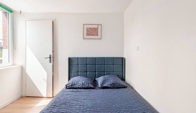 Luxury studio downtown near train station