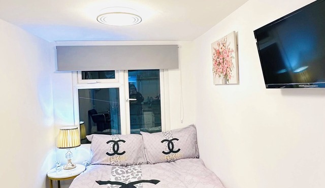 Luxury Studio - Near Heathrow - Parking Available