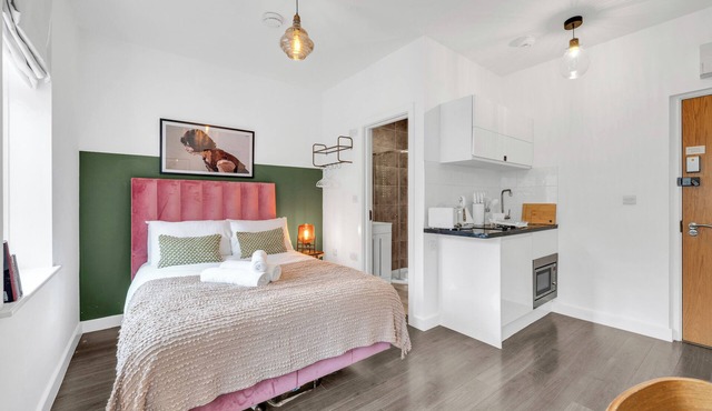 Luxury Studio Retreat: Cook, Relax & Explore!