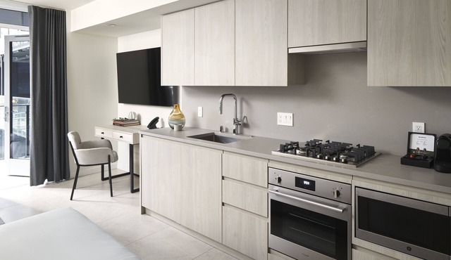 Luxury Studio Suite in South Lake Union: King Bed, Full Kitchen & Pool Access