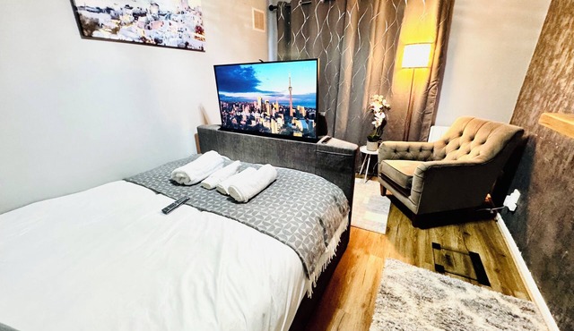 Luxury Stylish 2-Bed Apart+ Study|Private Entrance & Free Parking|Prime Location