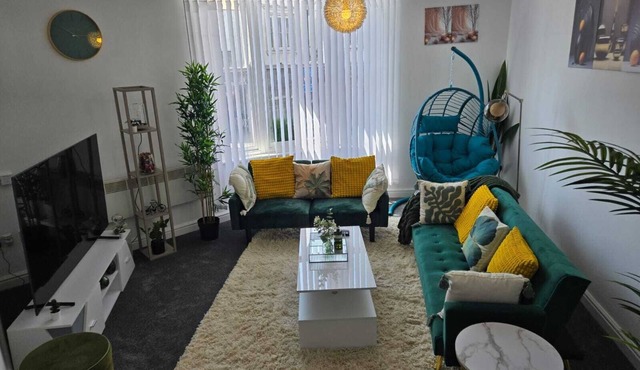 Luxury stylish Charming City Apartment with Private Entrance in Wolverhampton