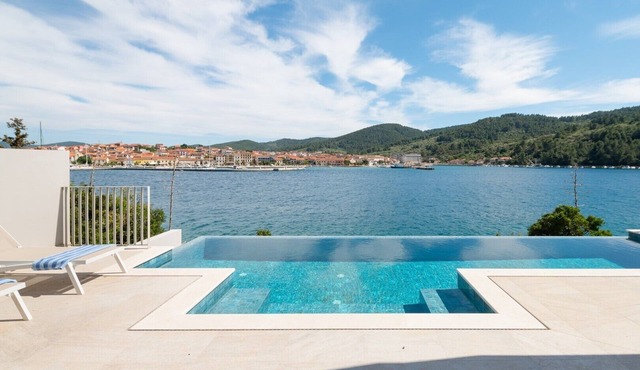 Luxury & stylish Villa Lavanda 5 m from the sea, beachfront,sea view, quite area, pet friendly, family.
