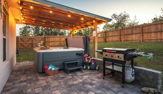 Luxury Stylist's Retreat: 6 Person Hot Tub, Game Room, 3 bedrooms, much more!