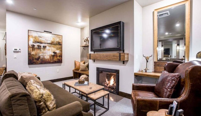 Luxury Suite 203, Downtown Whitefish!