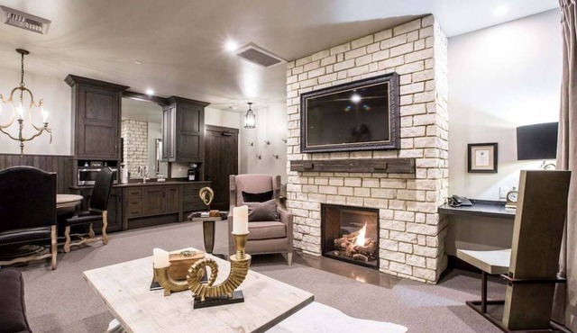 Luxury Suite 205, Downtown Whitefish!