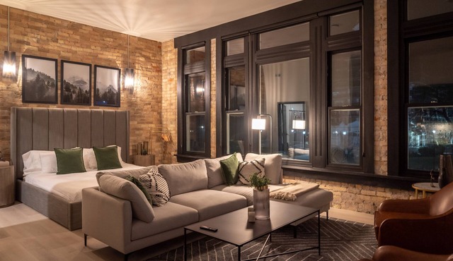Luxury Suite ~ Above Starbucks ~ Main St View