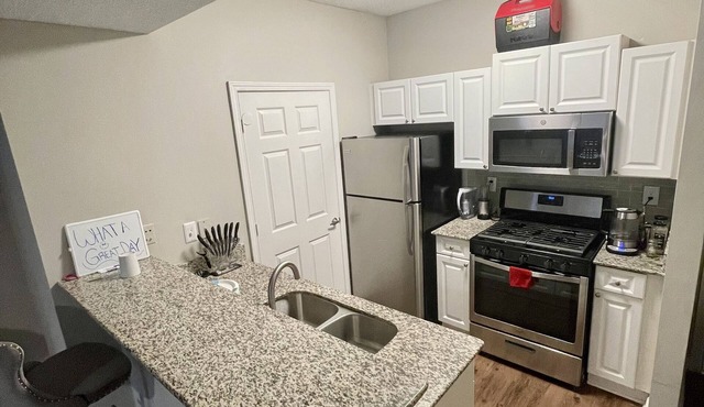 Luxury Suite By Train,Parks,Downtown,Southern Cuisine & Celebrity hangouts