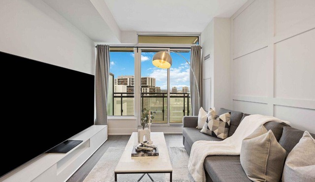 Luxury Suite in DT Markham Core w/Parking. Amenities. Close to restaurants&malls