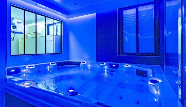Luxury Suite Jacuzzi Sauna
